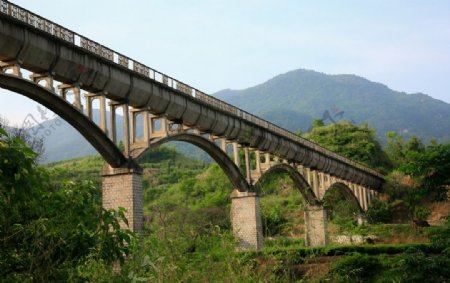 山间渠水天上来