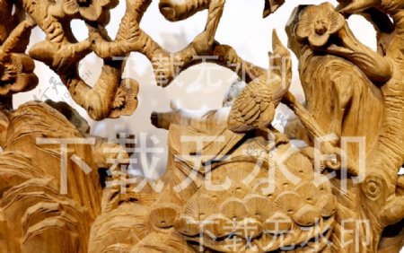 木雕喜鹊登梅细节图