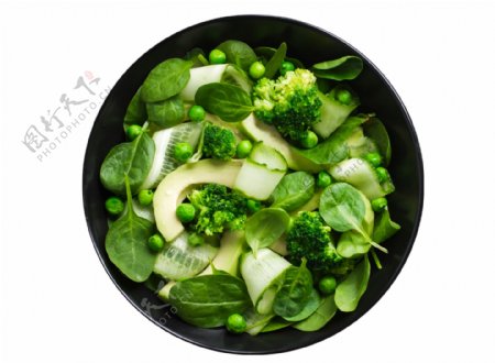 一盘绿色蔬菜沙拉美味植物酱料