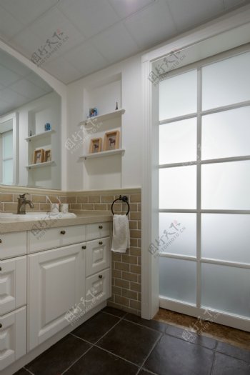 现代简约浴室玻璃移门装修效果图