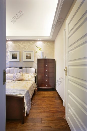 别墅室内现代舒适卧室壁纸装修效果图