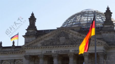 德国国旗飘扬在德国国会大厦