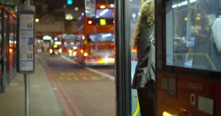 晚上乘伦敦公共汽车