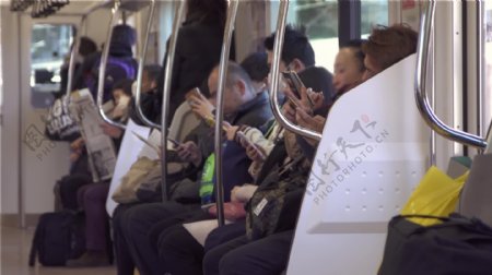 在火车上使用智能手机的通勤者