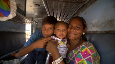 火车上有婴儿和婴儿的印度妇女