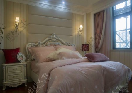 现代时尚卧室浅粉色床品室内装修效果图