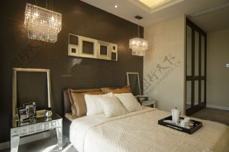 现代时尚卧室方形水晶壁灯室内装修效果图