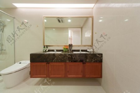现代浪漫浴室橘红色柜子室内装修效果图