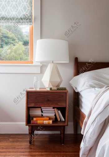 卧室木质床头装修效果图