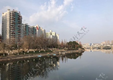 城市湖景