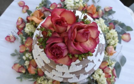 多层玫瑰婚礼蛋糕