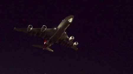 飞机夜间降落实拍视频