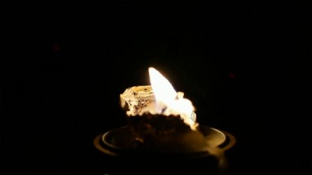 蜡烛在风中摇曳视频素材