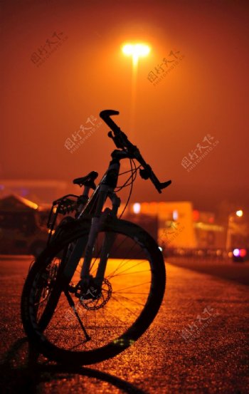 路灯下的自行车剪影