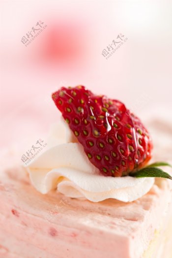 甜点草莓奶油蛋糕实物图摄影图3
