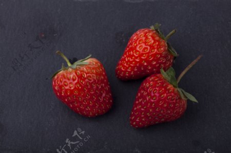 实物图摄影图新鲜草莓2