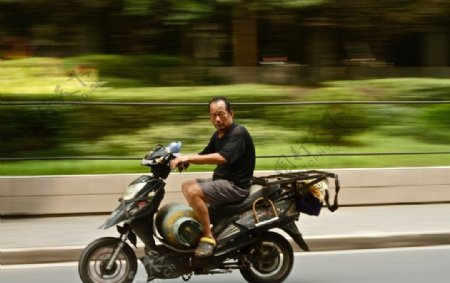 骑摩托车的中年男人