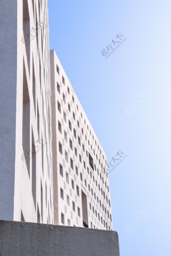 深大白色建筑教学楼蓝天