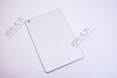 纯白背景银色平板电脑