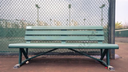 网球场里的椅子摄影