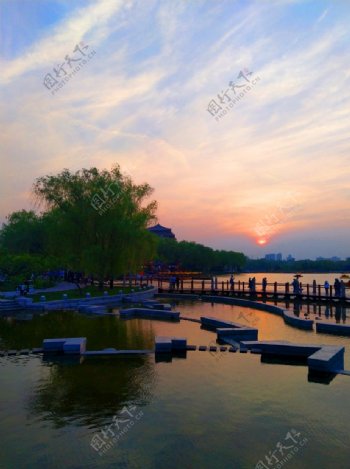 夕阳下的公园湖泊美景