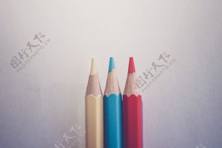 用彩色铅笔排列的三原色