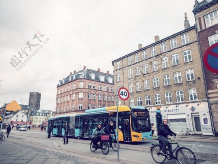 丹麦街头的公交车和建筑
