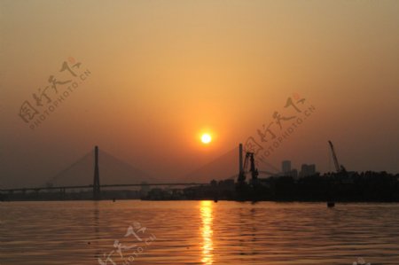 水面上夕阳西下日落大桥落日黄昏景观摄影