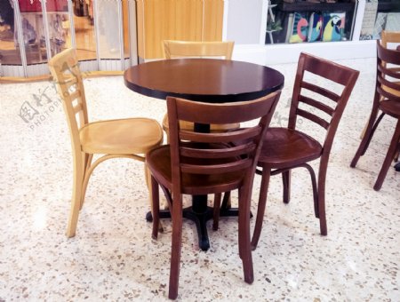 大理石地面上的木质配套桌椅