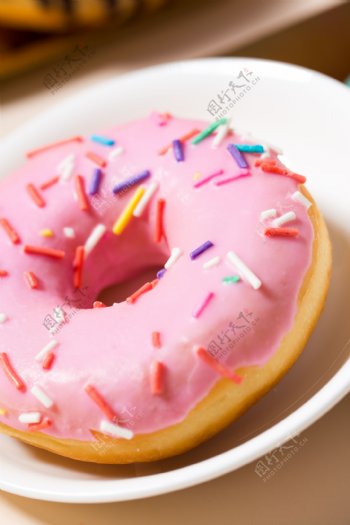 摄影图实物图多彩糖粒甜甜圈10