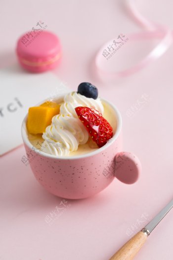 摄影图实物图粉色杯子水果蛋糕9