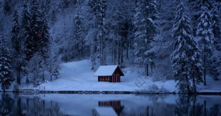 河边树林小屋冬天大雪