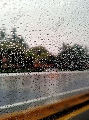 雨中的车窗雨滴