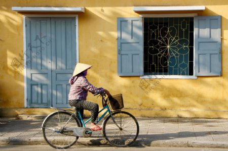 骑着自行车的东南亚女人