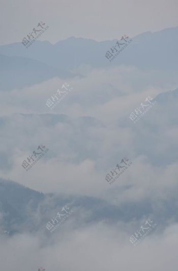 云雾围绕山水间自然风光