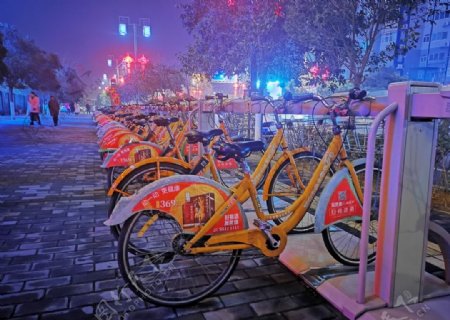 共享单车夜晚夜景城市冬