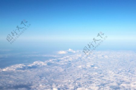 机上拍蓝天白云的天空