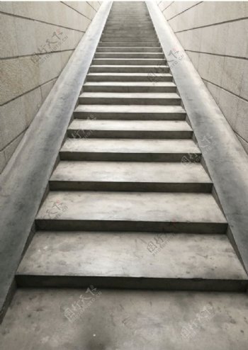 灰白色楼梯台阶