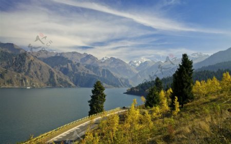 中国新疆天山天池风景图背景