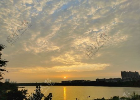 夕阳下的金银湖