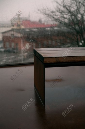 阴雨天室内坐凳