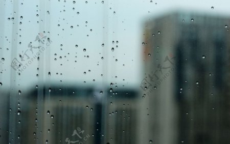 办公室窗外雨滴