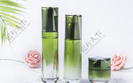 绿色瓶装化妆品设计