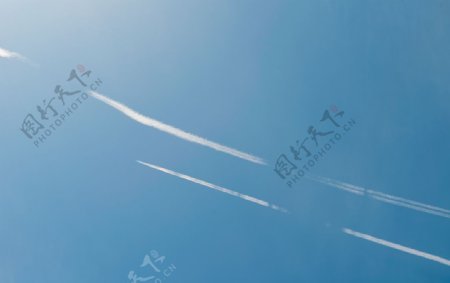 天空中飞机拉线图片