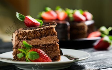 草莓蛋糕美食零食背景海报素材图片