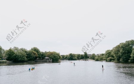 游湖公园景色游玩滑板划艇图片
