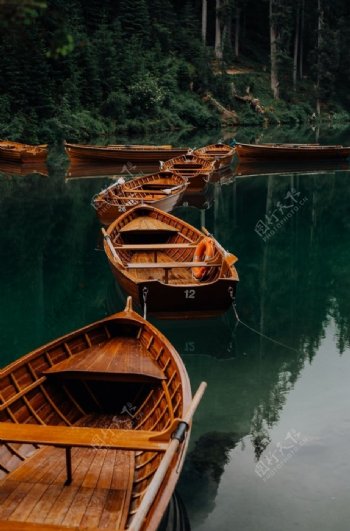 湖面上的小船图片