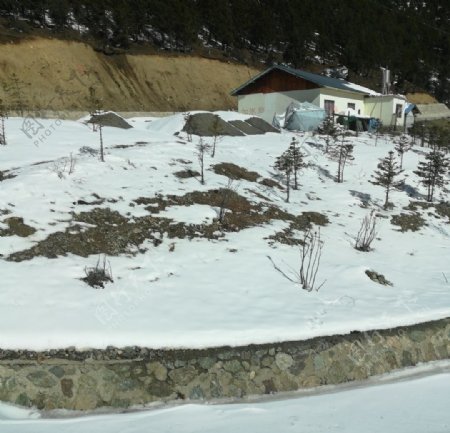 大山雪地小屋建筑图片