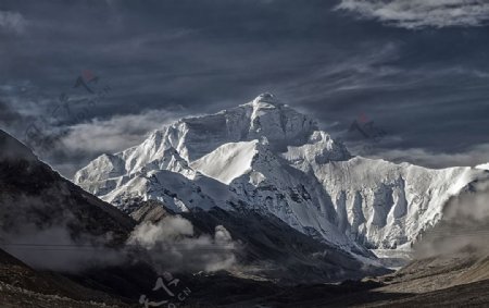 珠穆朗玛峰图片