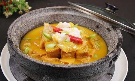 淮扬菜砂锅海鲜豆腐汤图片